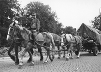 501303 Afbeelding van de terugtocht van Duitse krijgsgevangenen op een paardenwagen op de Utrechtseweg bij Klein ...